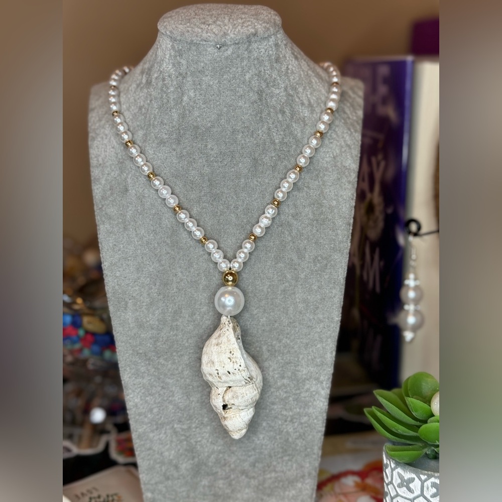 Sea shell real necklace